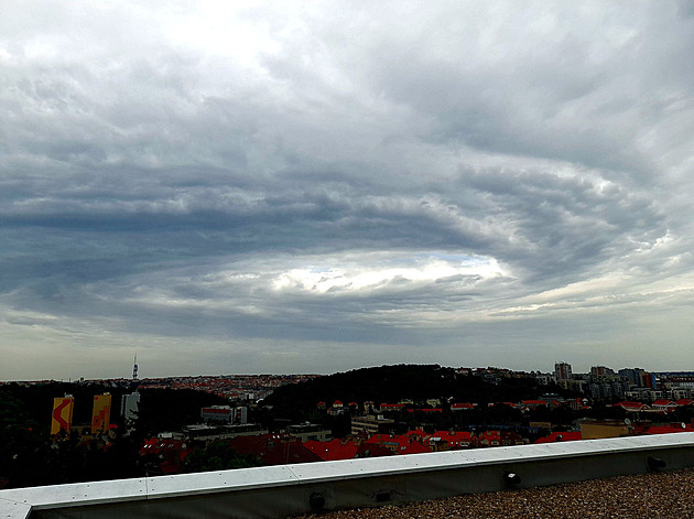 Zvláštní vír putuje nad Českem. Atmosféra nás překvapuje, napsali meteorologové