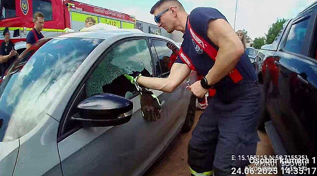 Kojence z uzameného vozu nakonec vyprostili a pivolaní hasii. (24. ervna...