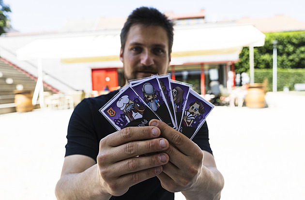 Karty ze hry Hon na arodjnice v rukou brnnského nadence Jakuba Grima, který...