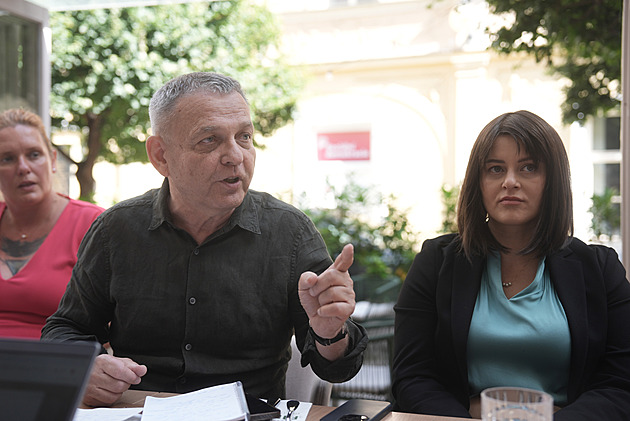 Nouze naučila Lidový dům housti. Oběhnutí potupného kruhu zpět k hnutí Stačilo! vypadá jako podařený striptýz