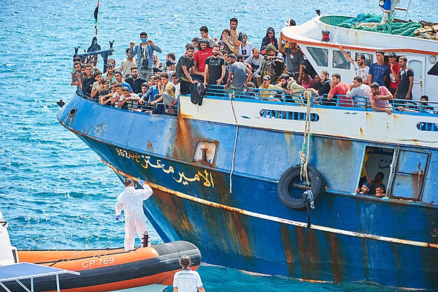 Německý obrat: stopne peníze lodím s migranty. Krizi chce řešit tam, kde vzniká