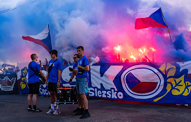 Pyro, vlajky, chorály. V davu českých fanatiků, kteří oslnili malé fotbalové Euro
