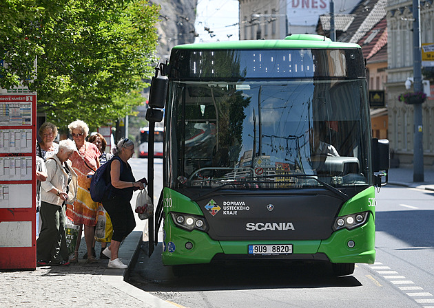 Zelený autobus Dopravy Ústeckého kraje v centru Ústí nad Labem