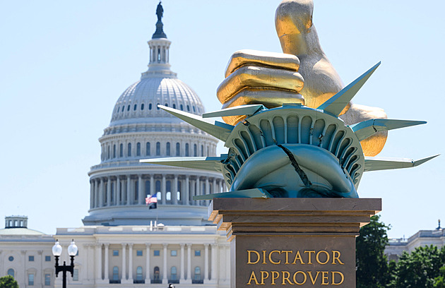 „Schváleno diktátorem.“ Washington zdobí záhadná socha, varuje před Trumpem