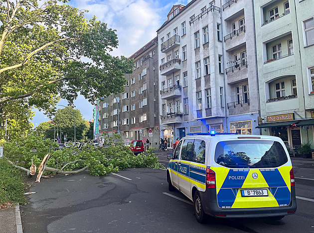 Při bouřce v Berlíně padaly stromy a kolabovala doprava, jeden člověk zemřel