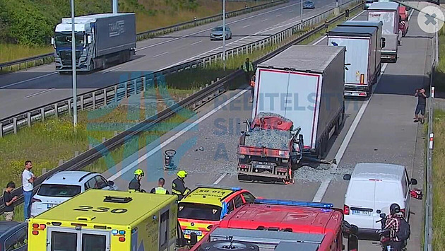 Pražský okruh uzavřela nehoda dvou náklaďáků se zraněním. Zasahuje i vrtulník