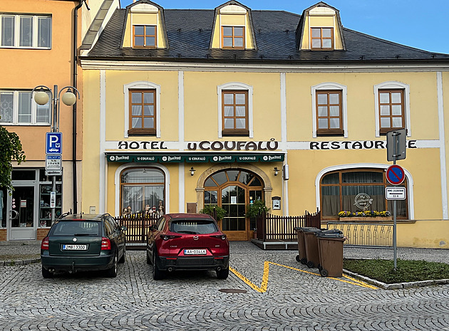 Zpoplatnili parkování na náměstí. Kromě dvou míst: před hotelem místostarosty