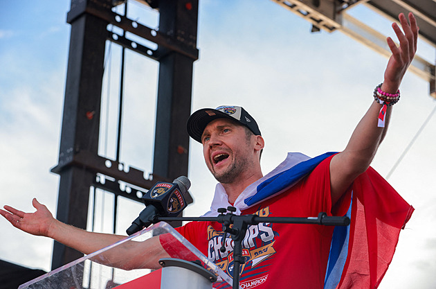Florida vzala na pláž Stanley Cup, Rusové vlajky. Reklama na válku, ozývá se Hašek