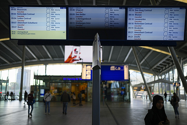 Sabotáž? Před summitem NATO ochromil vlaky z letiště do Amsterdamu požár