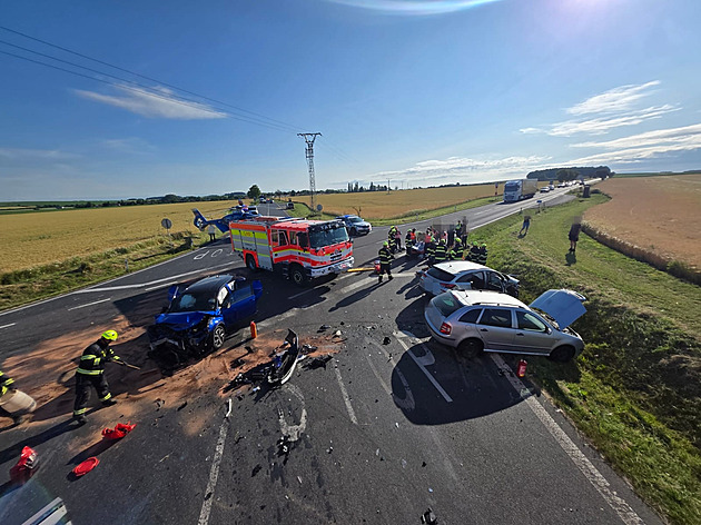 U Bevár na Kolínsku se stetly ti osobní automobily. tyi eny skonily v...