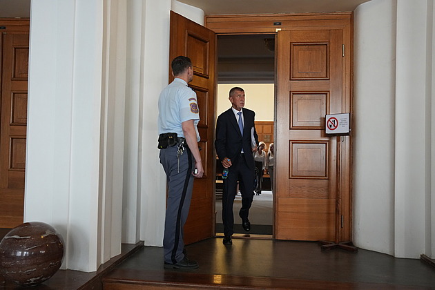 Čapí hnízdo na operačním stole: soudce Šott stále drží skalpel a právní stát zatím ještě dýchá