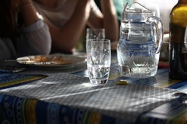 Voda z kohoutku v restauracích zdarma? Podnikatelé se bouří, experti smysl vidí