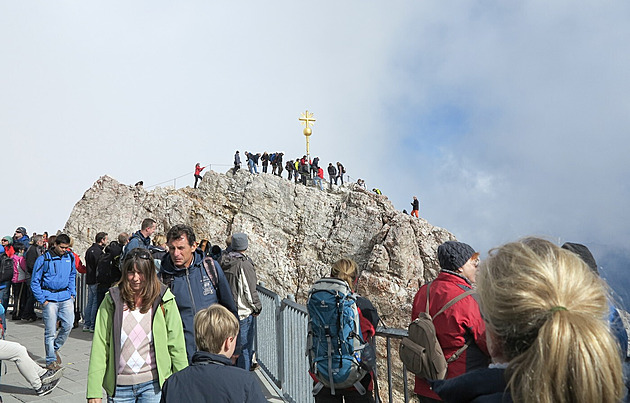 Německo má dost neukázněných turistů, na nejvyšší horu kvůli nim přidá druhý kříž