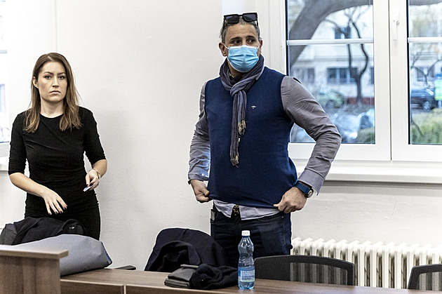 Falešný plastický chirurg operoval prsa bez anestezie. A sdílel fotky pacientek