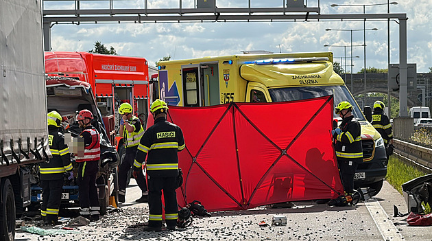 Tragická nehoda na Pražském okruhu. Při srážce náklaďáku a kamionu zemřeli dva lidé