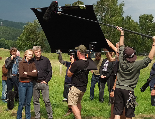 V Krušných horách vyrostl dřevěný kostel pro drama. Filmaři natočí, jak shoří