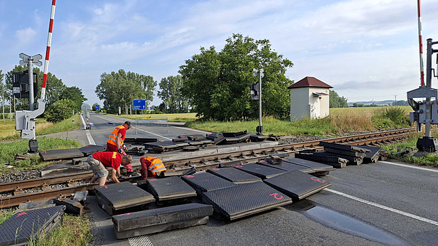 Oprava trati mezi Hulínem a Kroměříží uzavřela železnici i některé silnice