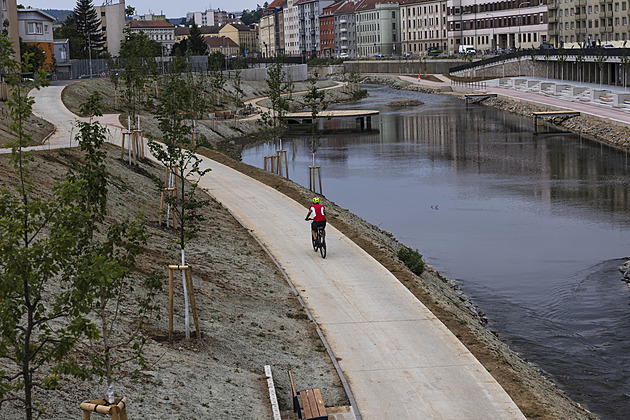 Otevření první náplavky v Brně finišuje, nedočkavci ale dělají problémy