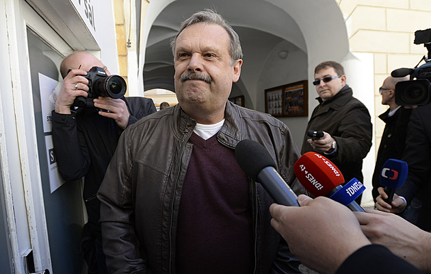 SOCDEM opouštějí členové. Po námluvách se Stačilo! odchází i jediný senátor Vícha
