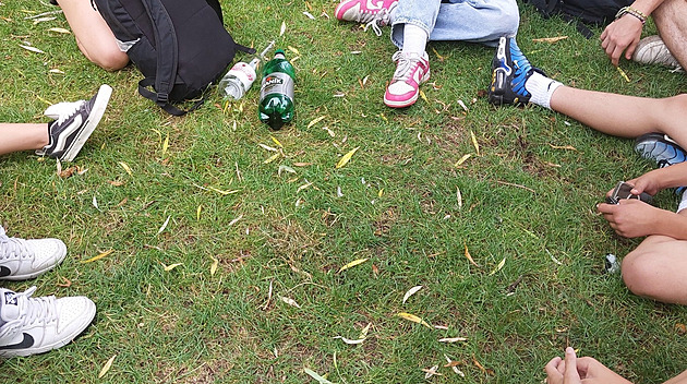 S pivem a vínem v parku. Opilým dětem strážníci naměřili až jedno promile
