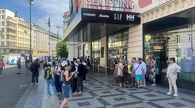 Bombová hrozba uzavřela velká obchodní centra v Praze, policie je stále prohledává