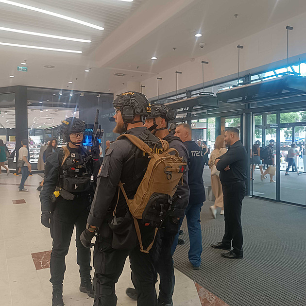 Policisté v OC Nový Smíchov prověřovali hlášenou střelbu, provoz centra neomezili
