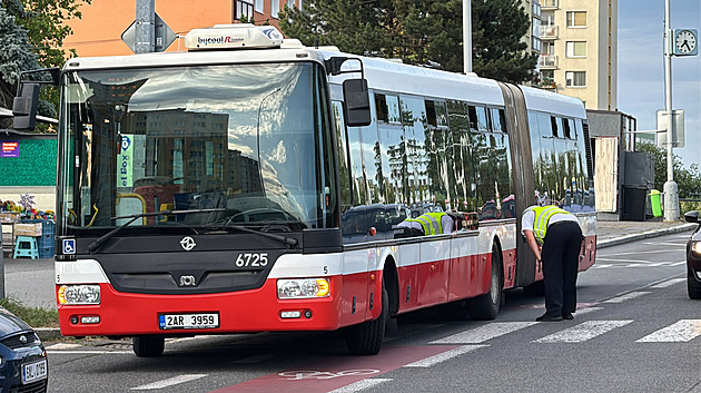 Zdrogovaný řidič ujížděl před policií. Naboural do projíždějícího autobusu