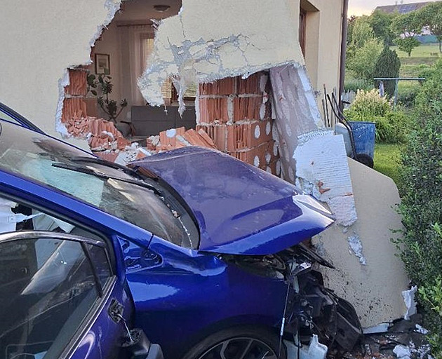 Řidič se autem proboural sousedovi do domu, na vině byla banální indispozice