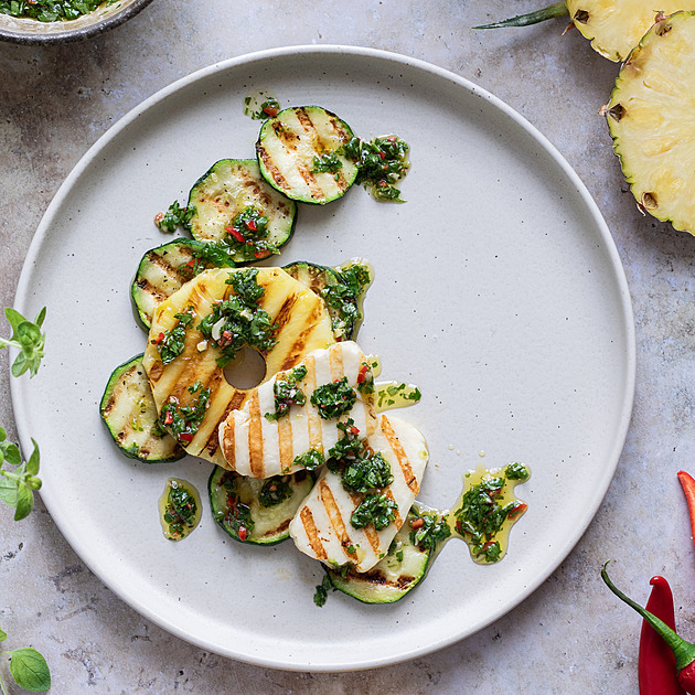 Grilovaný ananas s halloumi, cuketou a chimichurri podle Martiny Baťhové