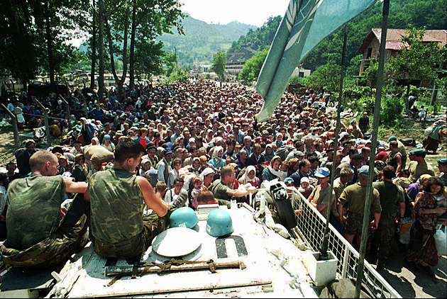 A modré přilby jen přihlížely... Fotka ze Srebrenice dodnes straší Nizozemsko