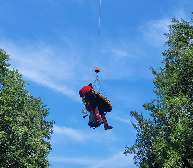 Cyklistu, který se na Vítkovsku zítil z 35metrového srázu, odváel do...