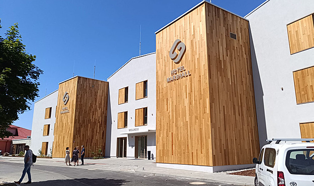 Na míst bývalého lomu Silvestr se skví nový hotel. Rekultivaní plány po...