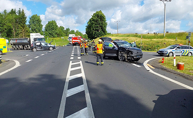 U Bochova se srazila dvě auta, na místě jsou zranění. Tah z Varů na Prahu stojí