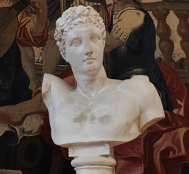 Busta boha Herma se po sedmi desetiletích vrací do sbírek kynvartského zámku.