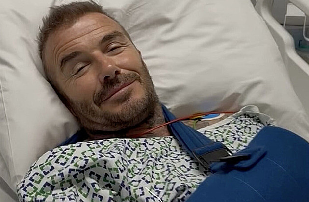Zapomenutý šroub v zápěstí. Fotbalista David Beckham byl hospitalizován