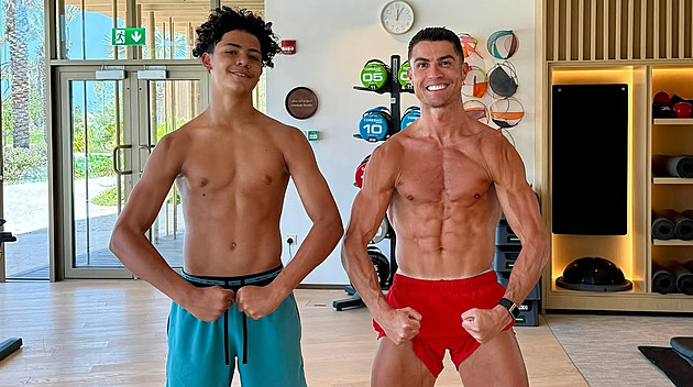 Ronaldo se synem ukázali vypracovaná těla, patnáctiletý Junior už tátu přerostl