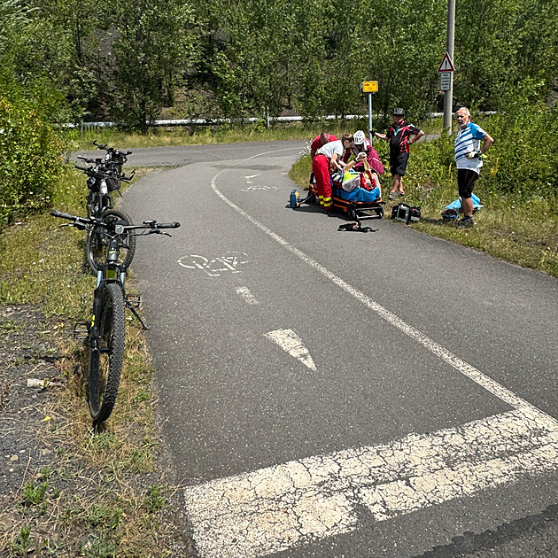 Moravskosleztí záchranái li kilometr pky pro ván zranného cyklistu....