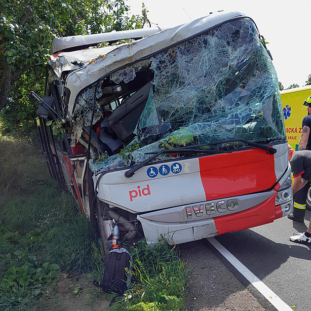 Autobus po úhybném manévru narazil do stromu, zdravotníci ošetřili osm lidí