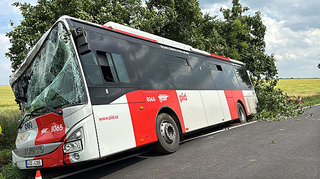 Autobus po úhybném manévru narazil do stromu, zdravotníci ošetřili osm lidí