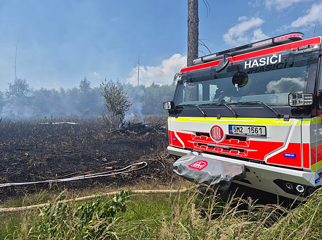 Rozsáhlý požár lesa na Olomoucku uhasili, místo zůstane do úterý pod dohledem