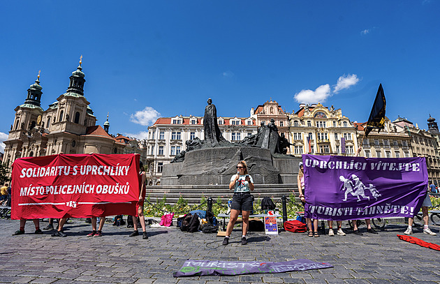 Protestující v Praze hřměli proti turistům. Hlavní město je jejich skanzen, tvrdí