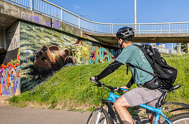 Mural, na němž aktivistky zamalovaly ňadra, je zpět. V zásadní věci se ale liší