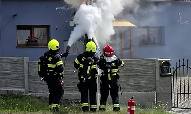 Hasiči na Kladensku likvidovali požár rozvodné skříně, evakuovali domy v okolí