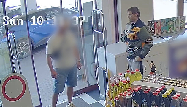 Muž za plného provozu přepadl benzinku v Praze. Předstíral, že má pod bundou zbraň