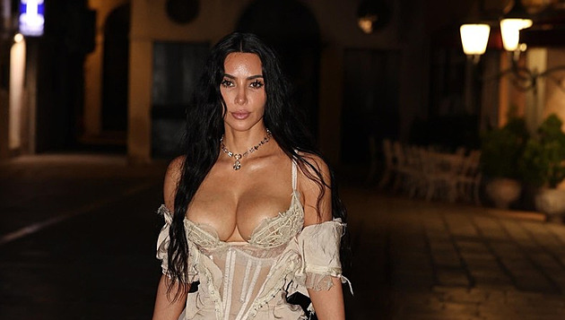 Z plastik už se nevymluví. Kardashianová má tělo jako vytesané z kamene