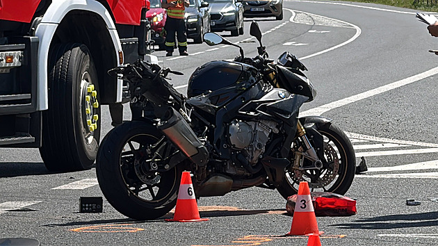 Motorkář zemřel po srážce s osobním autem u Kostelce nad Černými lesy