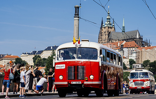Prahou projel slavnostní průvod autobusů. Připomněl 100 let od zahájení provozu