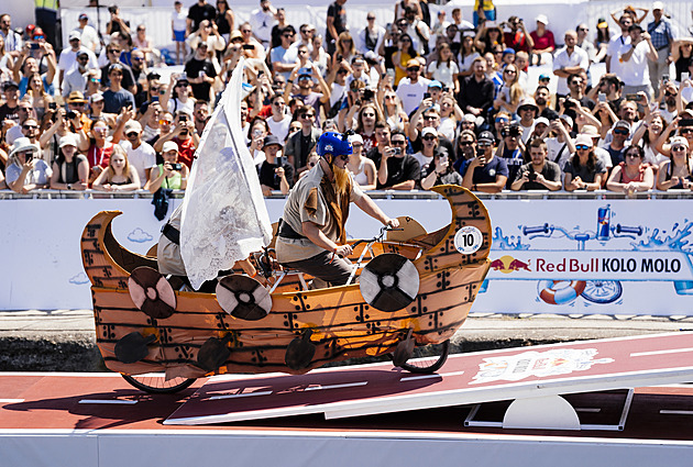 Red Bull Kolo Molo je bláznivá cyklistická výzva. Týmy na dvojkolech v maskách...