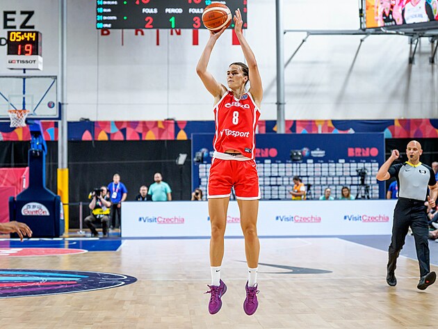 esk basketbalistka Veronika Vorkov se sousted na stelu.