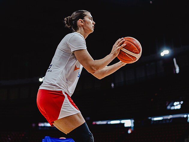 Elika Hamzov ped zpasem s Litvou na EuroBasketu.